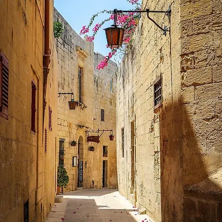 2 Min Walk From Mdina Townhouse ラバト
